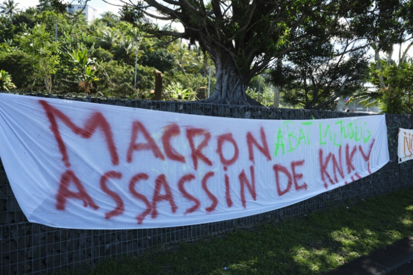 Une banderole déployée le long d'une route après la visite du président Emmanuel Macron à Nouméa, en Nouvelle-Calédonie, le 24 Mai 2024 © Theo Rouby