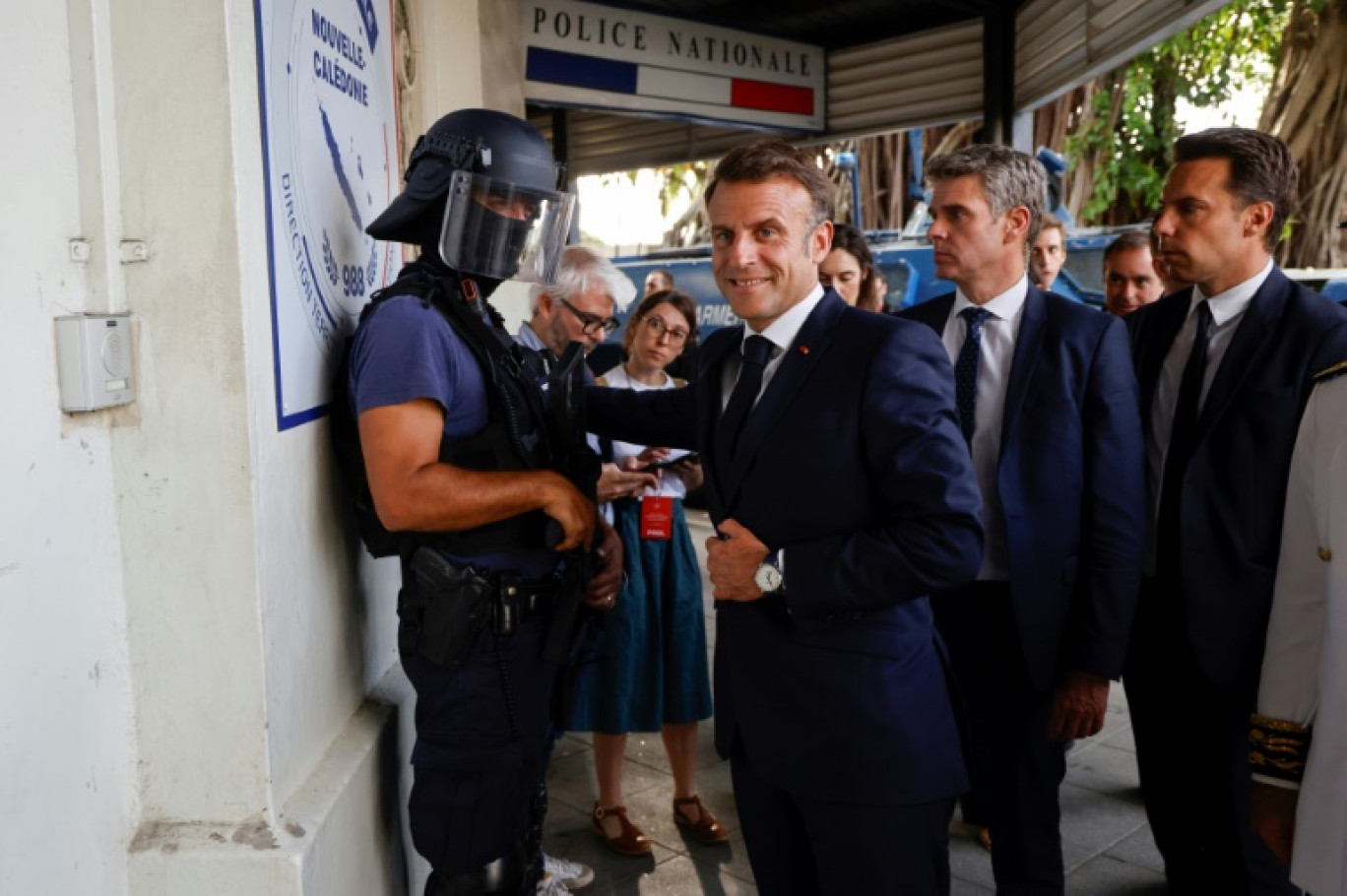 Des manifestants avec des drapeaux kanak sur le parcours du cortège du président de la République Emmanuel Macron à Nouméa, en Nouvelle-Calédonie, le 23 mai 2024 © Ludovic MARIN