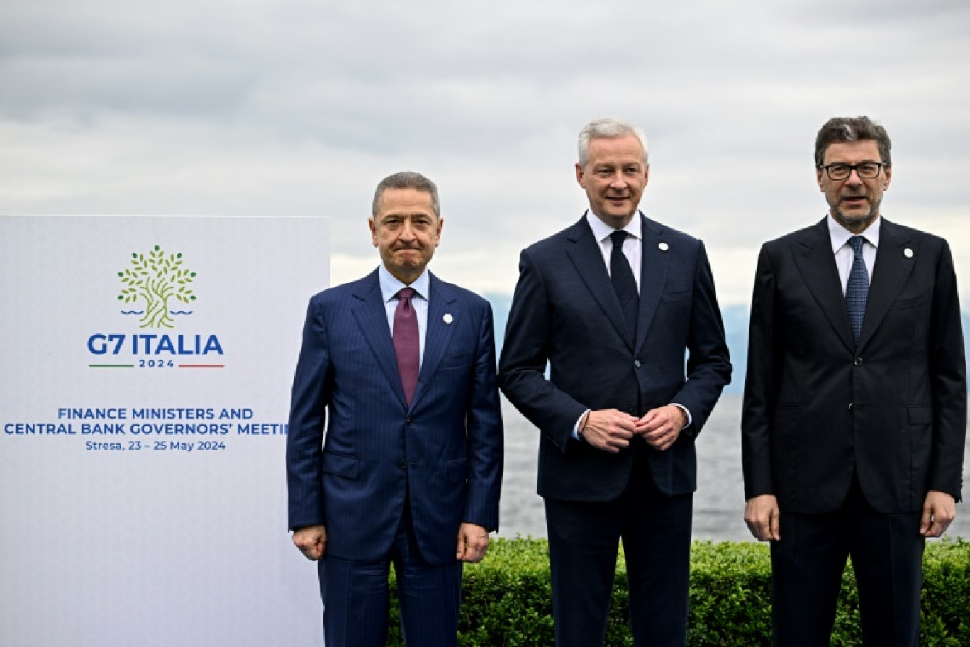 Le gouverneneur de la Banque d'Italien, Fabio Panetta (à gauche), le ministre italien des Finances Giancarlo Giorgetti (à droite) accueillent le ministre français de l'Economie Bruno Le Maire (au centre) au  G7 Finances à Stresa dans le nord de l'Italie. Photo prise le 24 mai 2024 © GABRIEL BOUYS