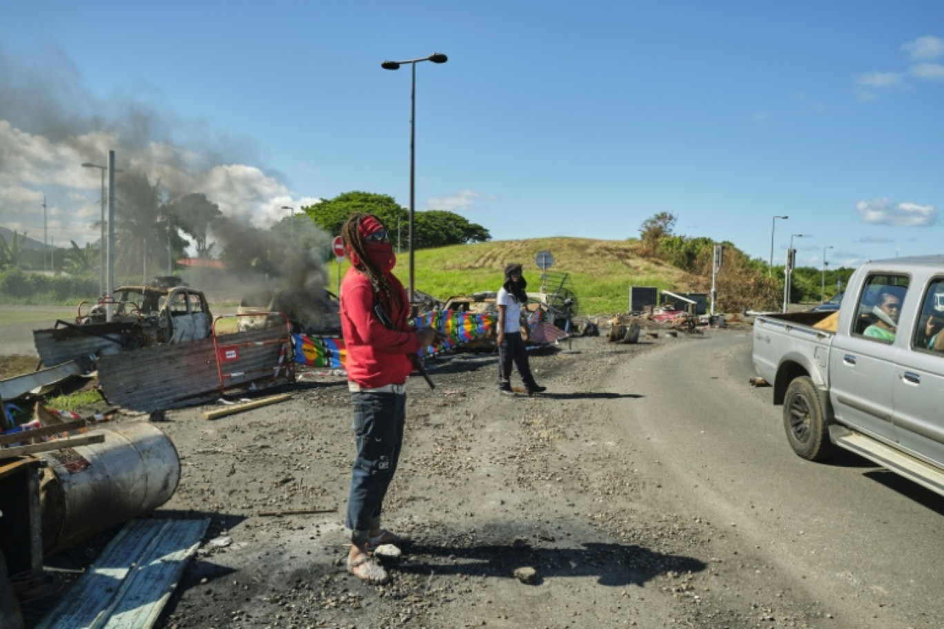 Un barrage avec des drapeaux kanak sur une route à Nouméa, le 24 mai 2024 © Theo Rouby