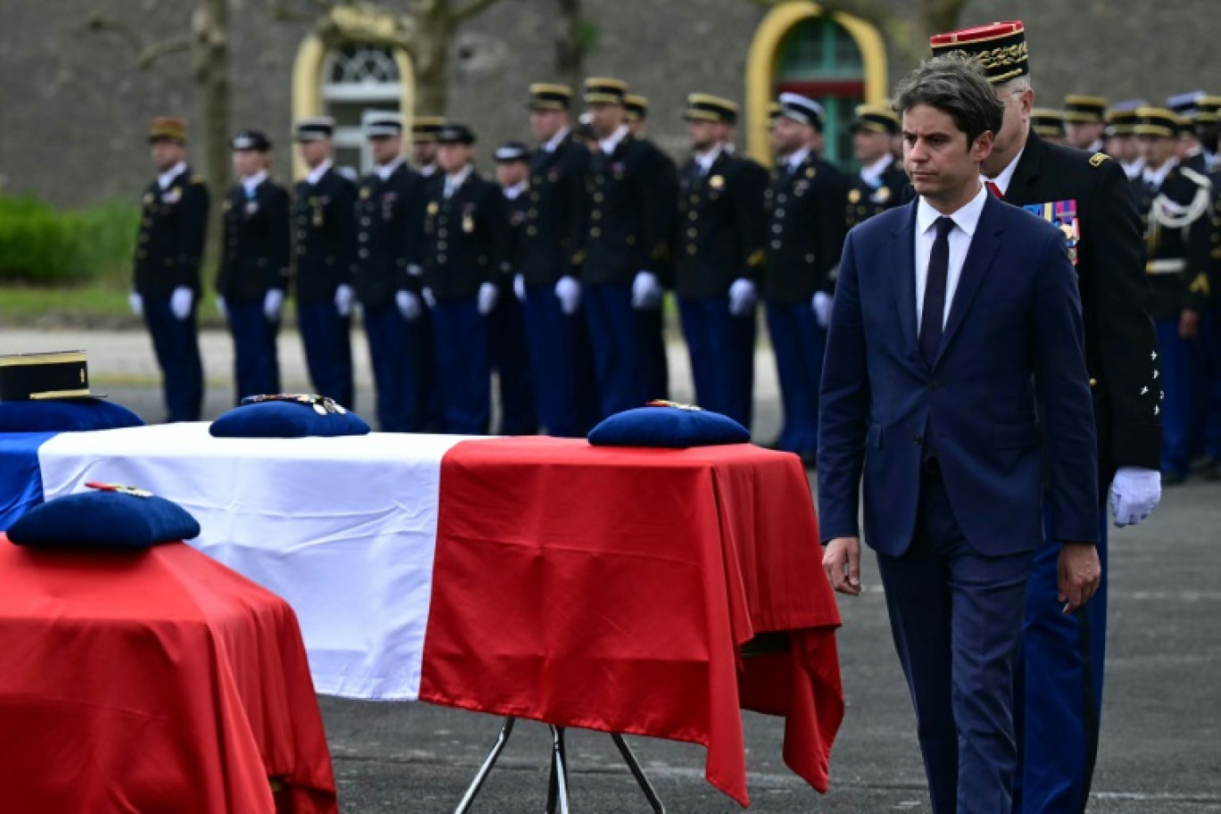 Le Premier ministre Gabriel Attal rend hommage le 24 mai 2024 à Maisons-Alford, dans le Val-de-Marne, aux deux gendarmes tués lors des violences en Nouvelle-Calédonie © Miguel MEDINA