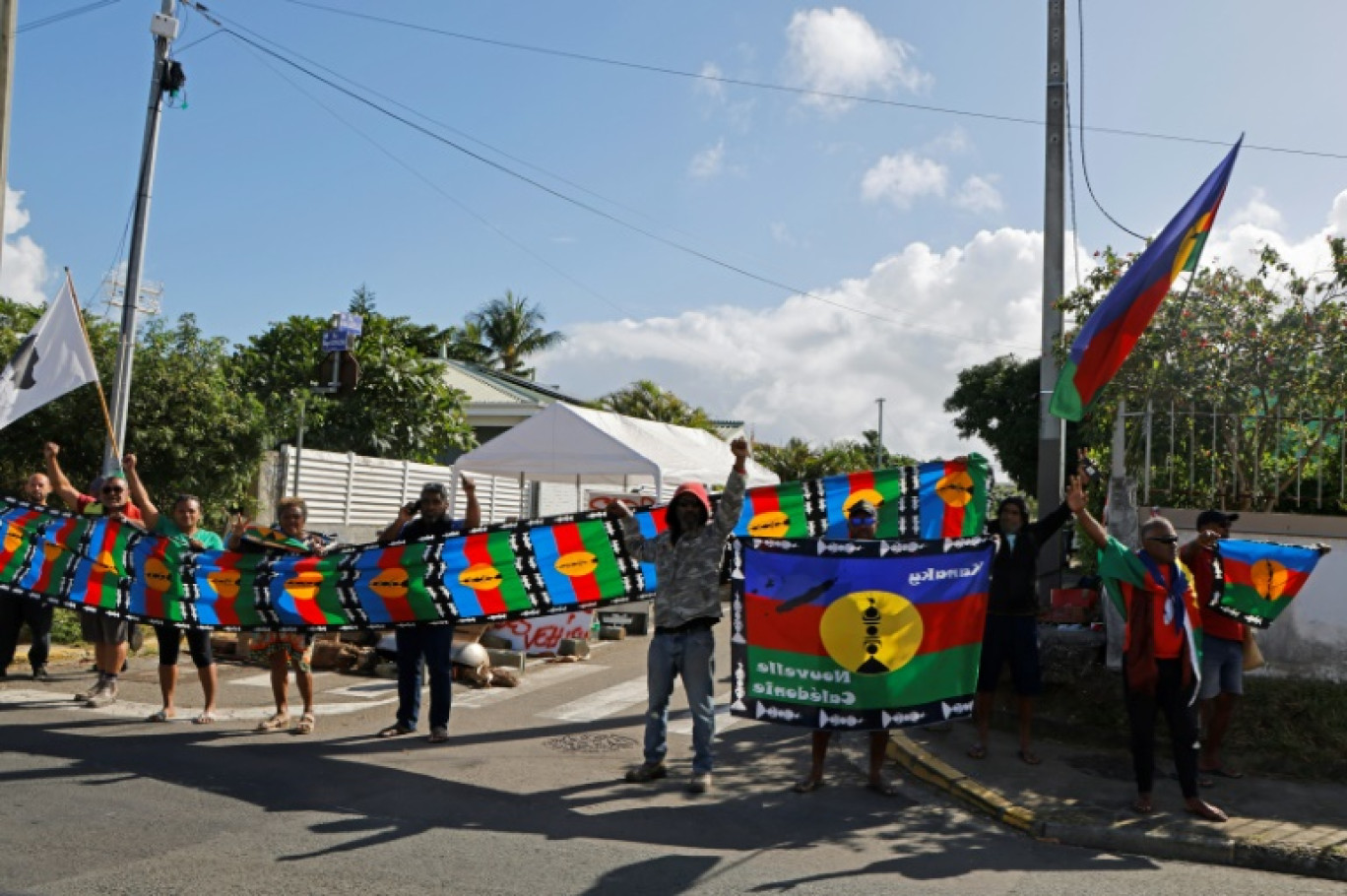 Des manifestants brandissant des drapeaux kanak, à Nouméa, en Nouvelle-Calédonie, le 23 mai 2024 © Ludovic MARIN