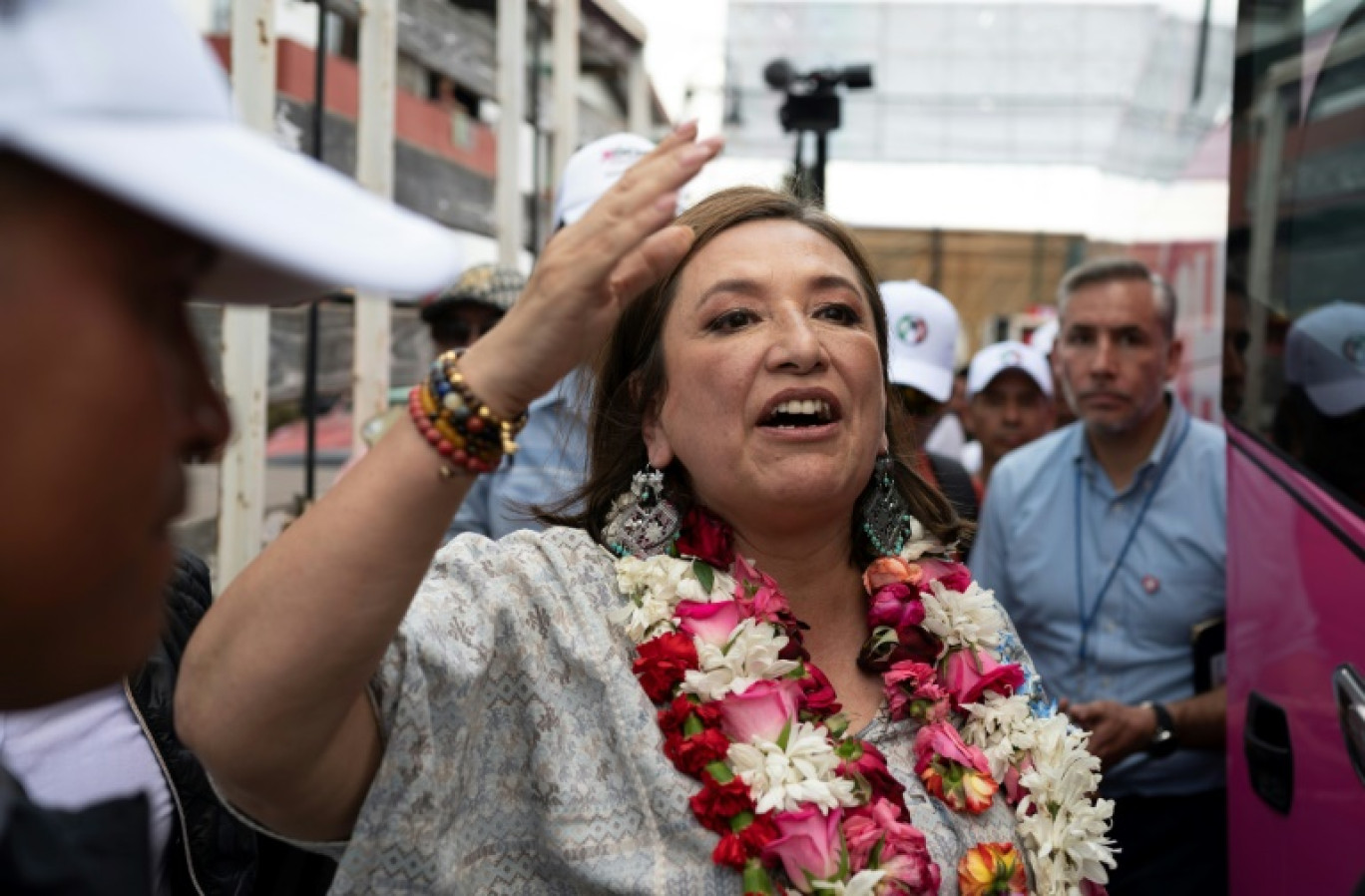 La candidate de l'opposition à l'élection présidentielle du 2 juin au Mexique, l'ex-sénatrice de centre-droit Xochitl Galvez, salue ses supporteurs lors d'un meeting à Atlacomulco près de la capitale Mexico le 24 mai 2024 © Yuri CORTEZ