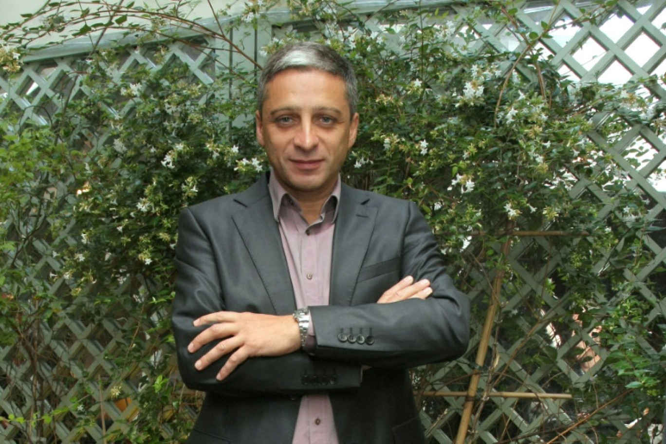 Le journaliste Jean-Francois Achilli pose lors d'une conférence de presse de présentation des programmes de Radio France le 28 août 2009 à Paris © PIERRE VERDY