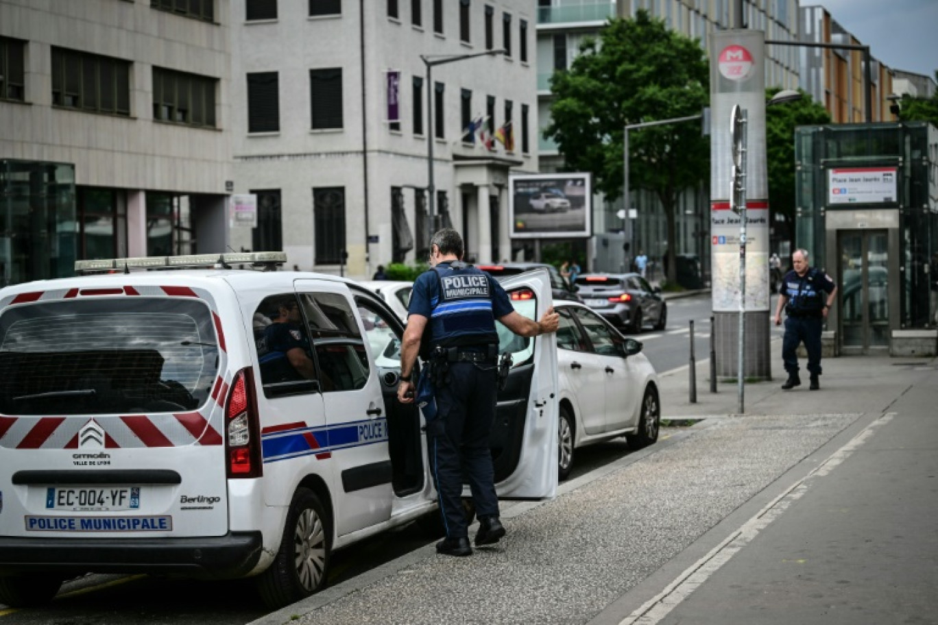 Un équipage de la police municipale  sur les lieux de l'attaque au couteau qui a fait quatre blessés le 26 mai 2024 à Lyon © OLIVIER CHASSIGNOLE