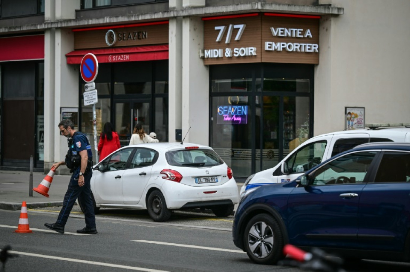 La police municipale contrôle la circulation devant la station de métro Place Jean Jaurès où plusieurs personnes ont été blessées lors d'une attaque au couteau, à Lyon le 26 mai 2024 © OLIVIER CHASSIGNOLE