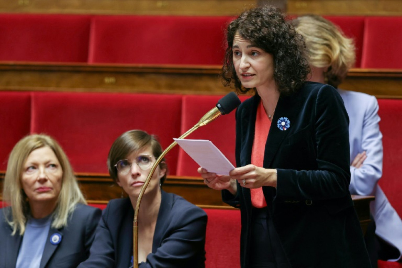 La députée du groupe Renaissance Sarah Tanzilli (d) lors de la séance de questions au gouvernement à l'Assemblée nationale à Paris le 7 novembre 2023 © Thomas SAMSON