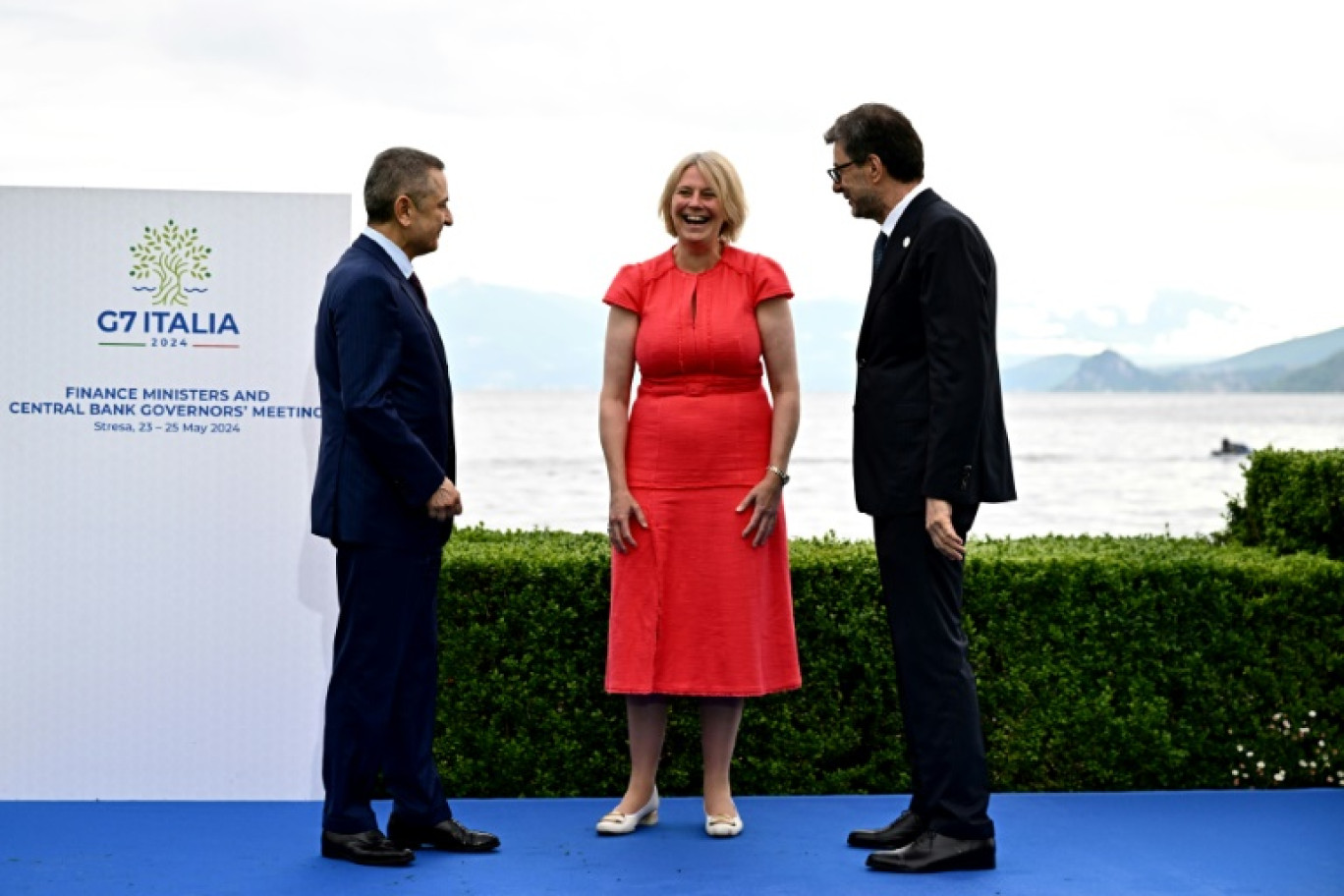 De g. à d.: le gouverneur de la Banque d'Italie Fabio Panetta (g), la directrice générale des Finances internationales de Grande-Bretagne Lindsey Whyte et le ministre italien de l'Économie et des Finances Giancarlo Giorgetti, en marge du G7-finances à Stresa, en Italie, le 24 mai 2024 © GABRIEL BOUYS