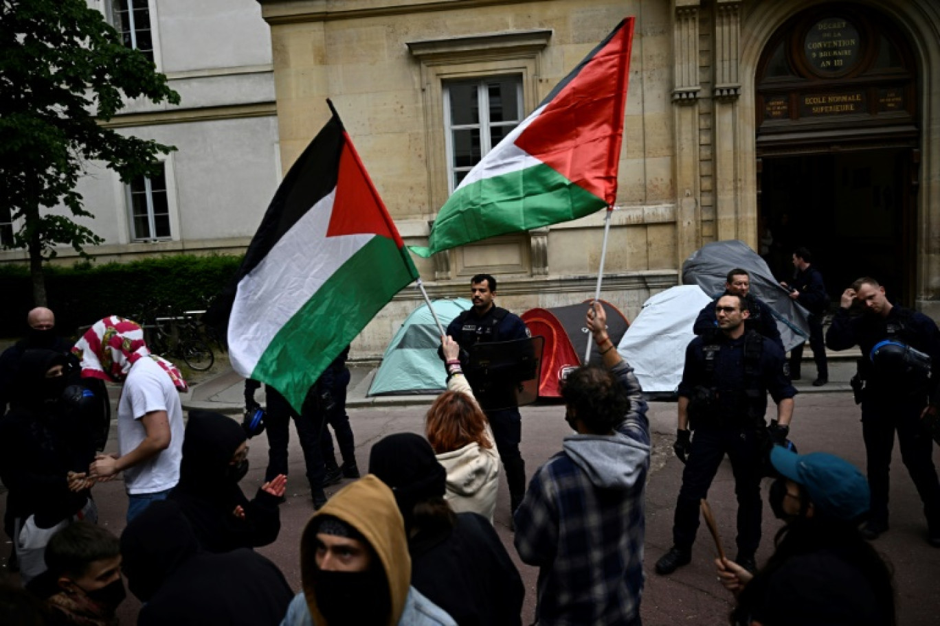 La police évacue des militants propalestiniens qui occupaient des locaux de l'école normale supérieure (ENS), le 26 mai 2024 à Paris © JULIEN DE ROSA