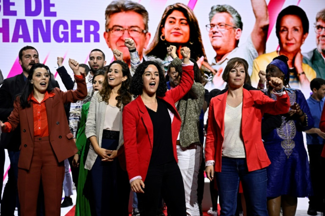 La tête de liste des Insoumis pour les élections européennes Manon Aubry (C) lève le poing pendant un meeting de campagne à  Aubervilliers, près de Paris, le 25 mai 2024 © JULIEN DE ROSA