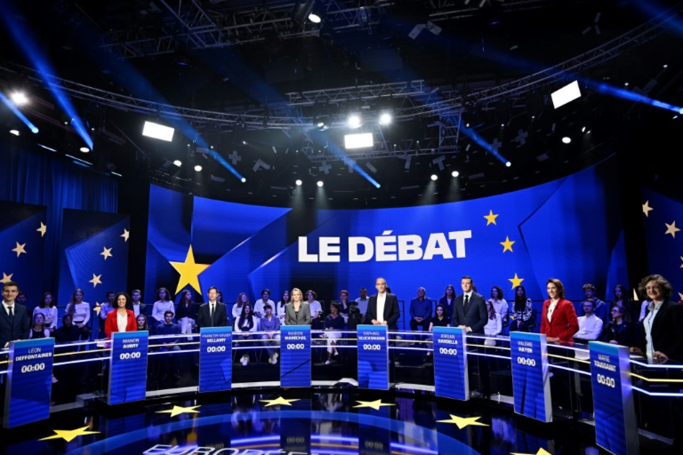 Des candidats français aux prochaines élections européennes posent avant de participer à un débat animé par la chaîne de télévision BFMTV, à Paris, le 27 mai 2024 © JULIEN DE ROSA