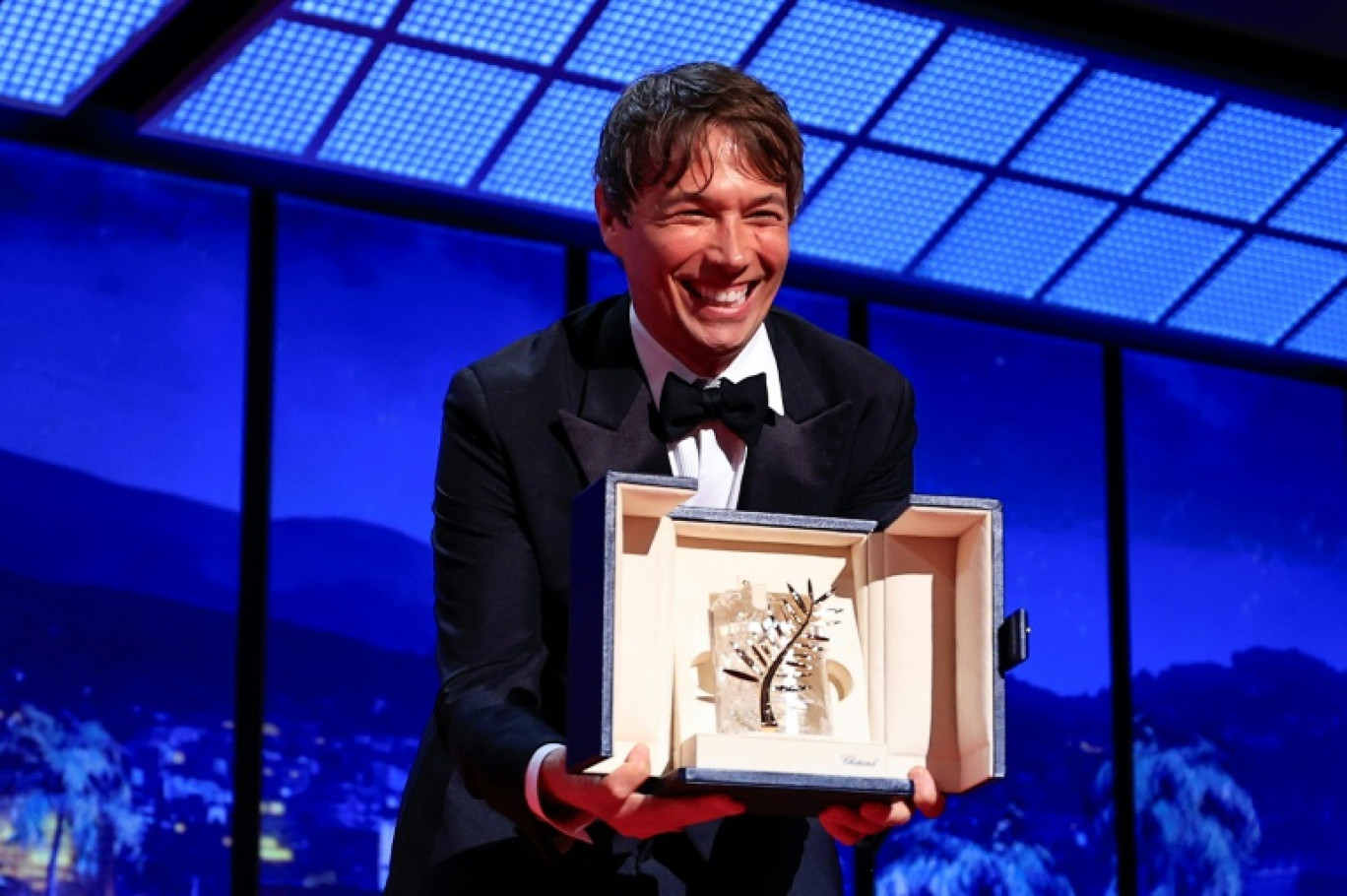 Le réalisateur américain Sean Baker pose avec sa palme d'or pour "Anora" au festival de Cannes le 25 mai 2024 © Valery HACHE