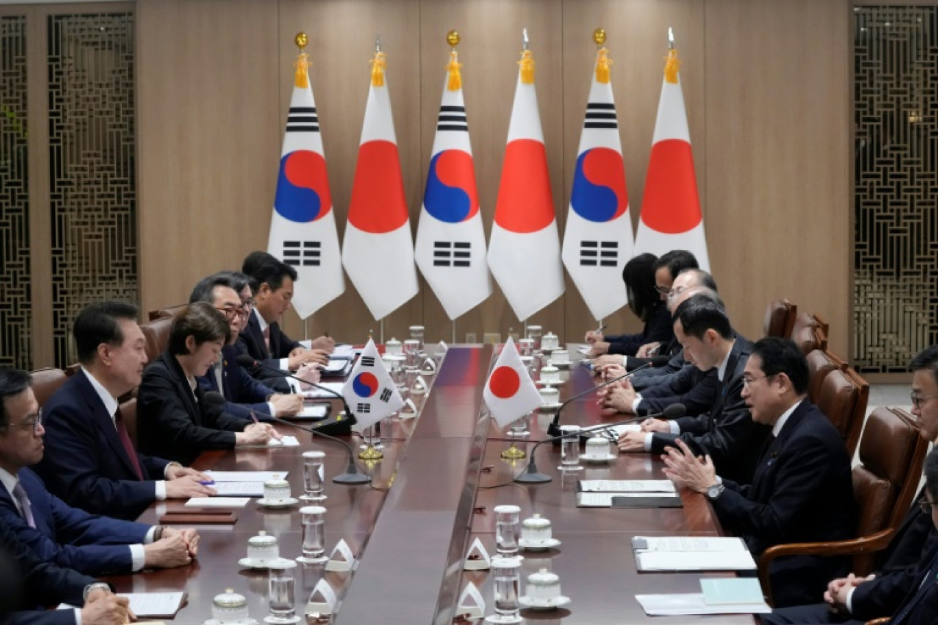 Le Premier ministre japonais Fumio Kishida et le président sud-coréen Yoon Suk Yeol s'entretiennent à Séoul le 26 mai 2024 © Ahn Young-joon