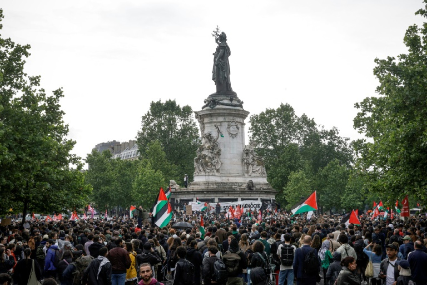 Des manifestants sont rassemblés place de la République à Paris en soutien au peuple palestinien, le 28 mai 2024 © Geoffroy VAN DER HASSELT