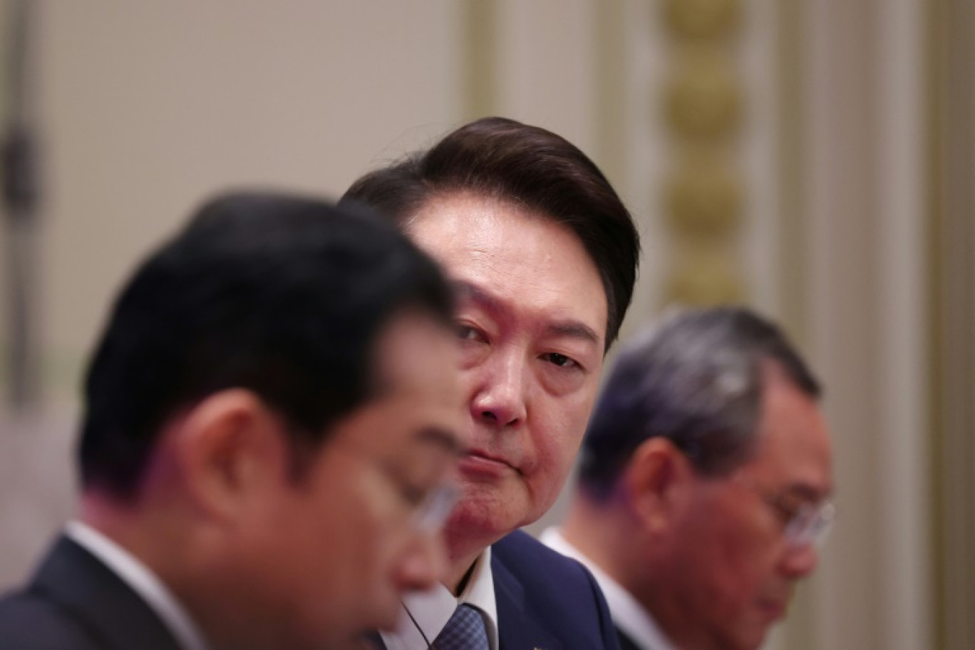 De G à D, le Premier ministre japonais Fumio Kishida, le président sud-coréen Yoon Suk Yeol et le Premier ministre chinois Li Qiang lors d'une conférence de presse commune à l'issue d'un sommet à Séoul, le 27 mai 2024 © KIM HONG-JI