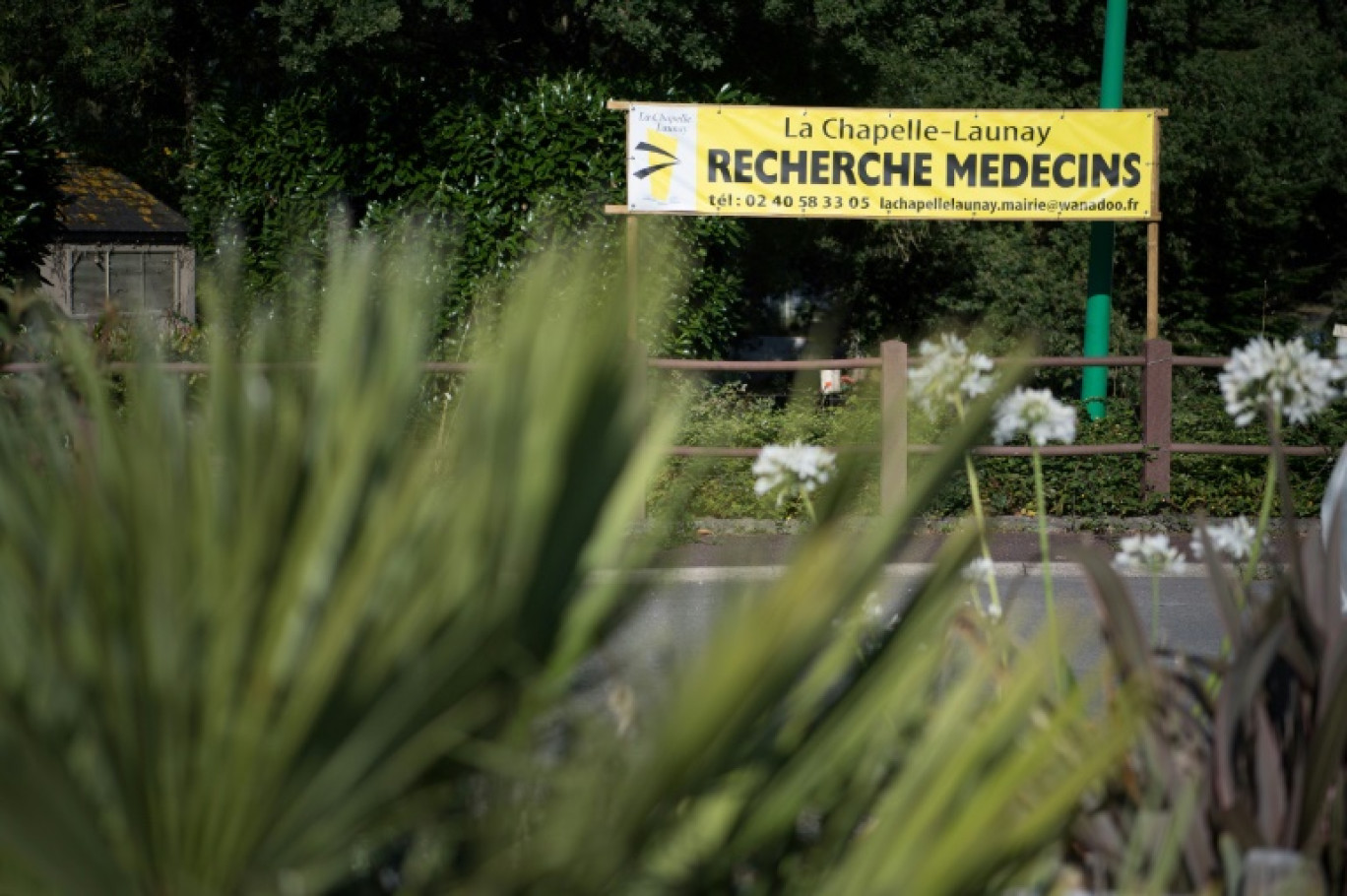 Des petites villes en France mettent des affiches pour recruter des médecins, ici à Lachapelle-Launey (Loire-Atlantique), le 29 juillet 2019 © LOIC VENANCE