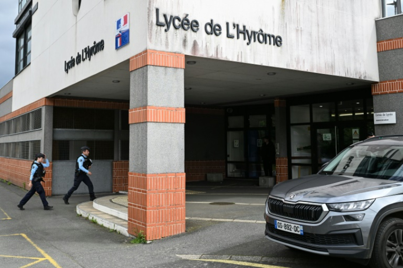 Des gendarmes devant le lycée de l'Hyrome à Chemille-en-Anjou, à environ 70 km de Nantes, dans le Maine-et-Loire, le 27 mai 2024 © Sebastien Salom-Gomis