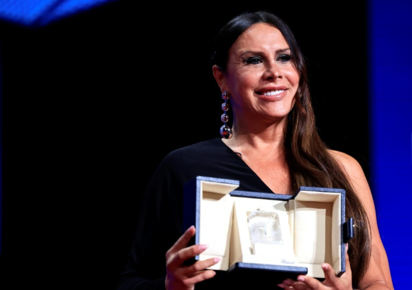 L'actrice espagnole Karla Sofia Gascón après qu'elle et le reste du casting féminin ont reçu le prix de la meilleure actrice pour leur rôle dans le film "Emilia Perez" de Jacques Audiard, lors de la 77e édition du Festival de Cannes, le 25 mai 2024 © Valery HACHE