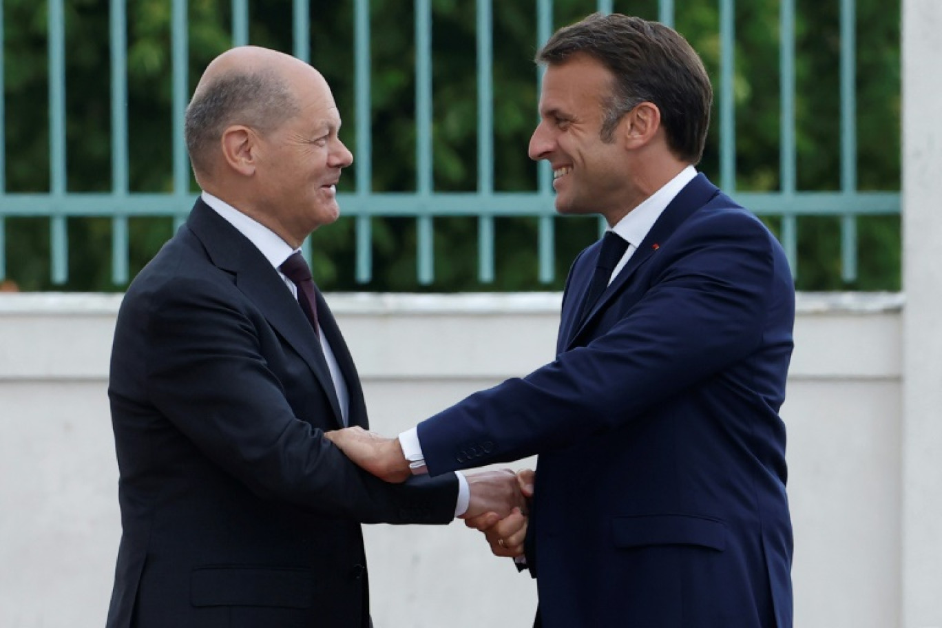 Le chancelier allemand Olaf Scholz accueille le président français Emmanuel Macron pour une réunion conjointe franco-allemande au palais Schloss Meseberg, près de Berlin, le 28 mai 2024 © Odd ANDERSEN