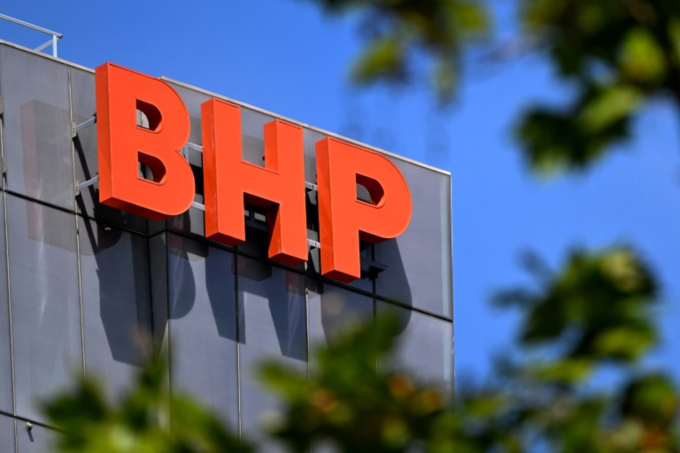 Le logo du groupe minier australien BHP, le 21 février 2023 à Melbourne © William WEST