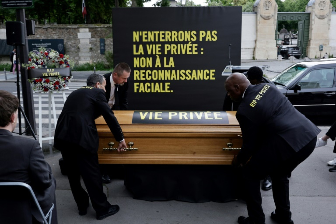 Des membres d'Amnesty International France lors d'une action symbolique contre la reconnaissance faciale dans les espaces publics, à Paris, le 28 mai 2024 © STEPHANE DE SAKUTIN