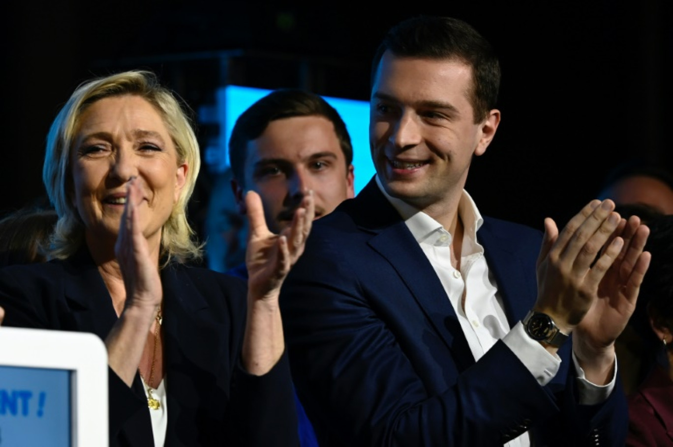 Le président du parti d'extrême droite et principal candidat du RN aux élections européenne, Jordan Bardella (à droite) et la présidente du groupe parlementaire RN Marine Le Pen, lors d'une réunion publique à Saint-Avold, le 7 mai 2024 © Jean-Christophe VERHAEGEN