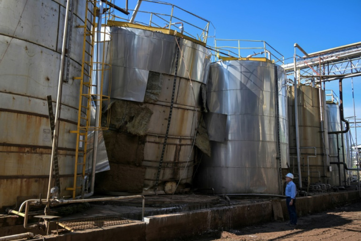 Des cuves de stockage de produits chimiques endommagées par les inondations à Encantado, au Brésil, le 22 mai 2024 © Nelson ALMEIDA