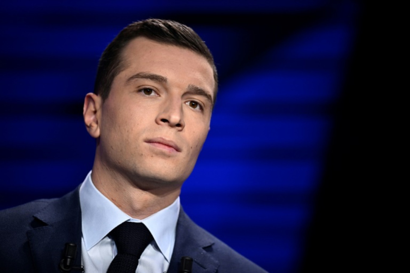 Jordan Bardella, tête de liste du RN pour les européennes, avant un débat organisé par la chaîne  BFMTV, le 27 mai 2024 à Paris  © JULIEN DE ROSA