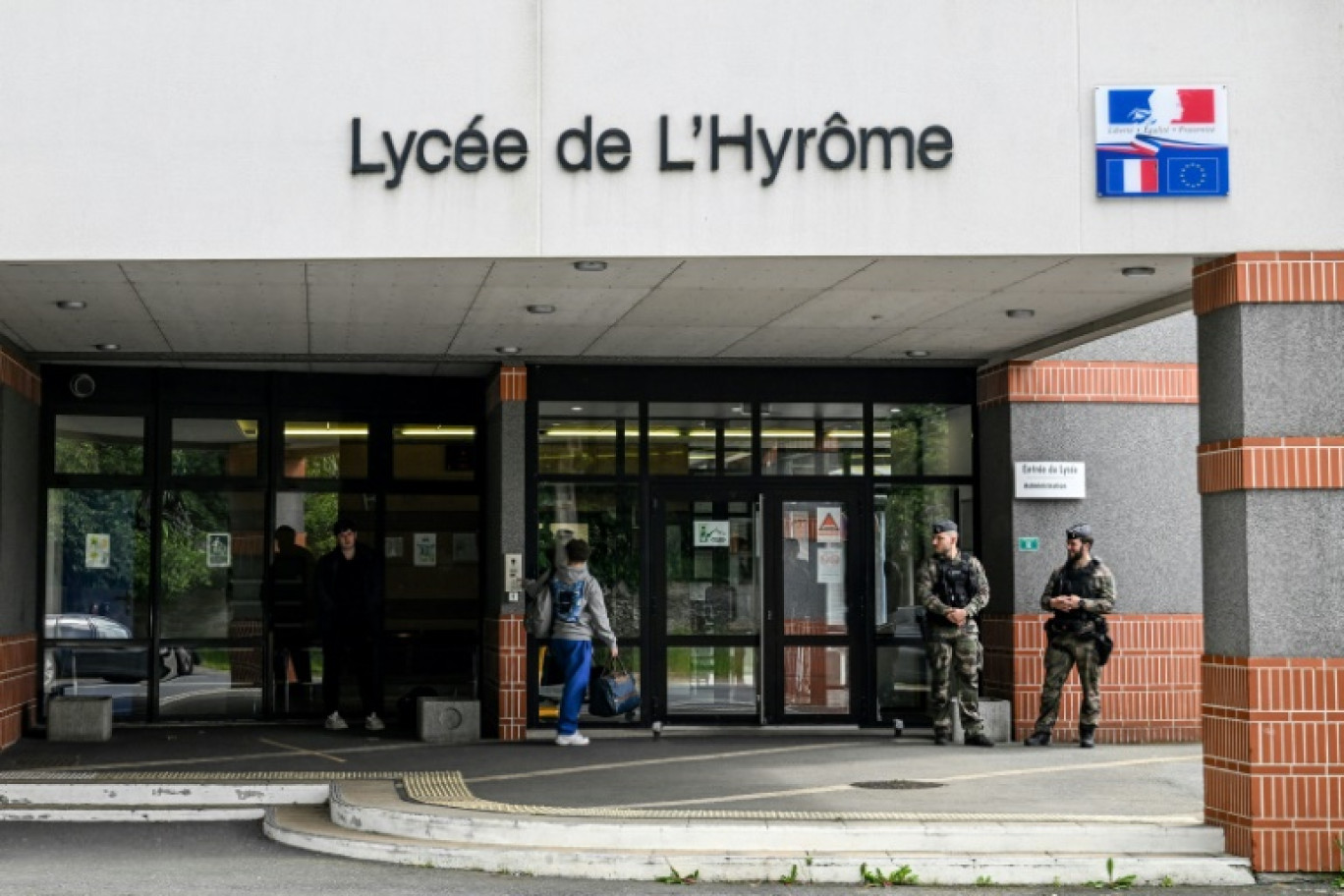 Des gendarmes devant le lycée de l'Hyrome à Chemille-en-Anjou, le 27 mai 2024 dans le Maine-et-Loire © Sebastien Salom-Gomis