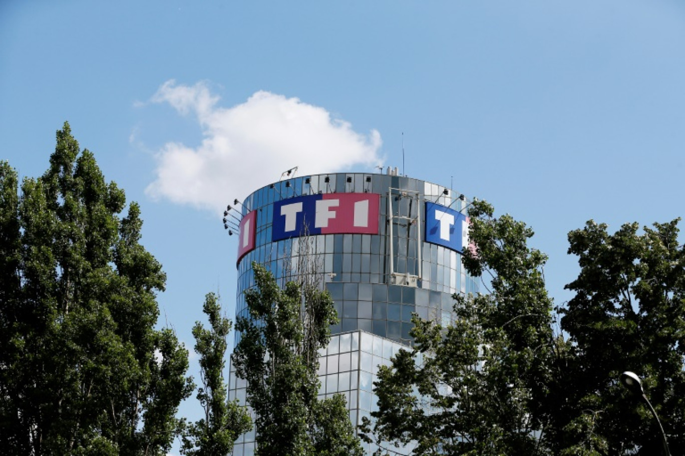 Plusieurs centaines de personnes sont rassemblées devant le siège de TF1 à Boulogne-Billancourt, avant la diffusion sur la chaîne d'information LCI d'une interview du Premier ministre israélien Benjamin Netanyahu © Kenzo TRIBOUILLARD