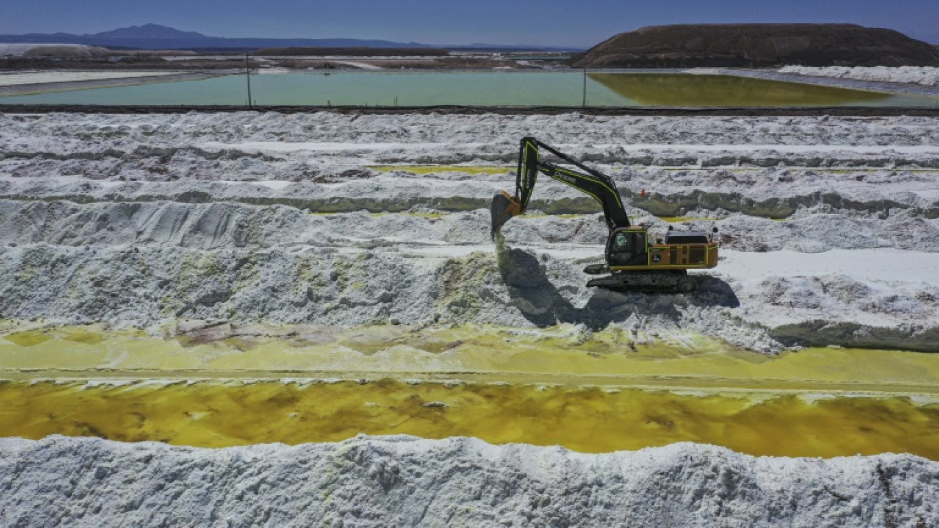 Vue aérienne des bassins de saumure et des zones de traitement de la mine de lithium de la société chilienne SQM (Sociedad Quimica Minera) dans le désert d'Atacama, à Calama, au Chili, le 12 septembre 2022. © Martin BERNETTI