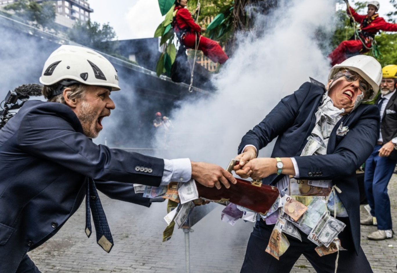 Manifestation contre les entreprises qui "détruisent le climat" le 31 mai 2024 dans le quartier des affaires Zuidas à Amsterdam © Eva Plevier