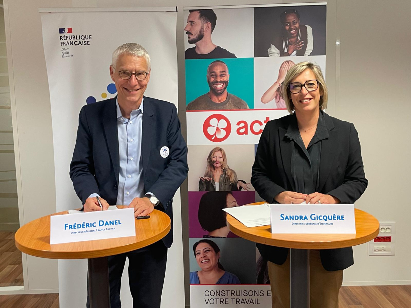 Frédéric Danel, directeur régional France Travail Hauts-de-France et Sandra Gicquère, Directrice générale d’Envergure (groupe Actual) ont signé une convention en faveur de l'emploi.