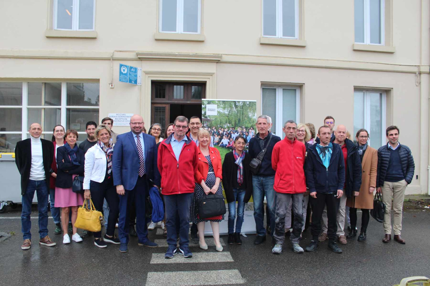 Les participants et partenaires de cette entreprise éphémère installée dans les anciens locaux de Chromalox Etirex à Noyant-et-Aconin.