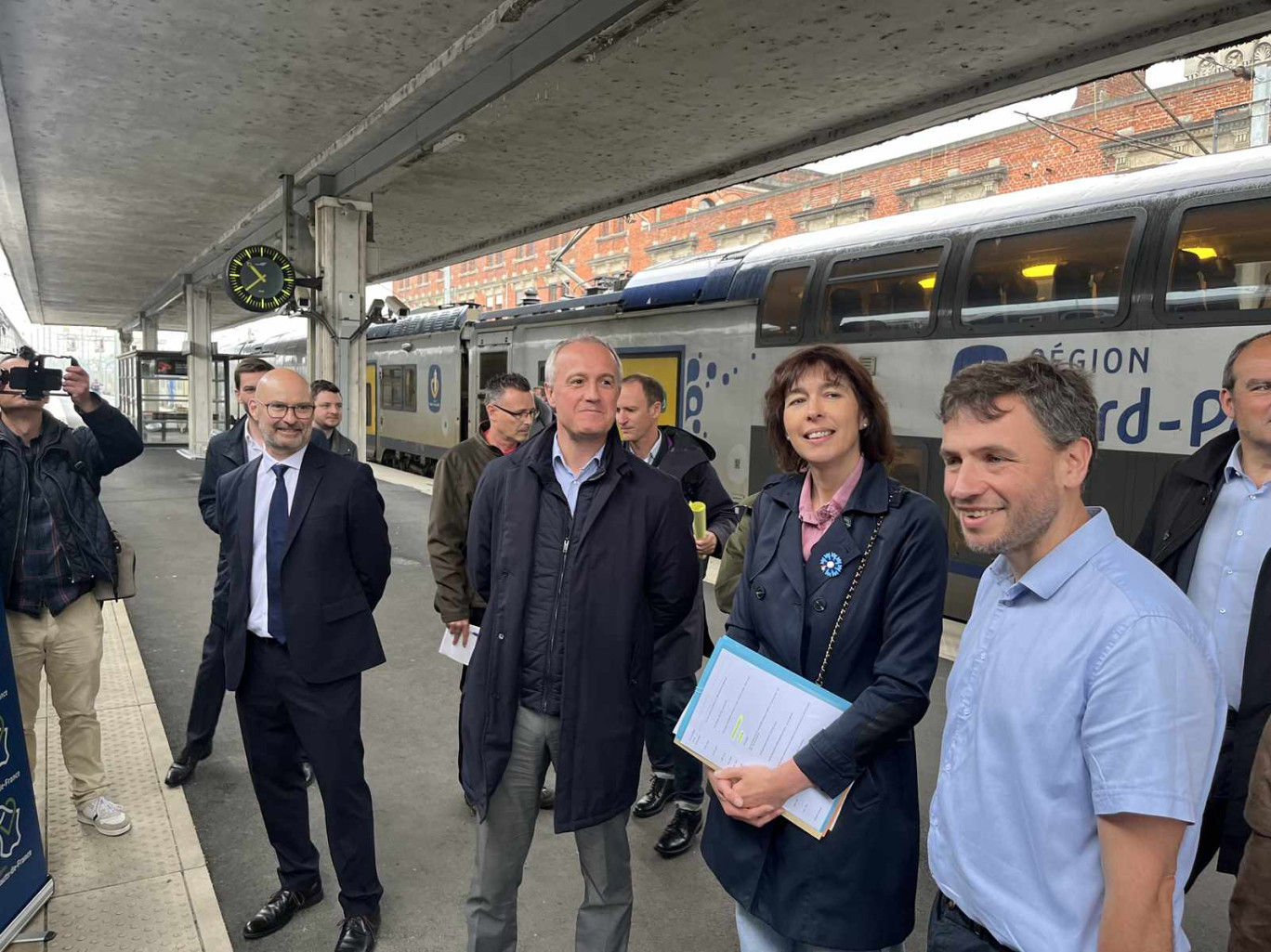 La dernière rame des 19 commandées a été livrée et inaugurée le 21 mai à la gare de Saint-Quentin (Aisne) : ces rames sont intégrées sur les lignes, très fréquentées, entre Paris et Amiens, ainsi qu’entre Paris/Saint-Quentin et Maubeuge/Cambrai. (M.G)