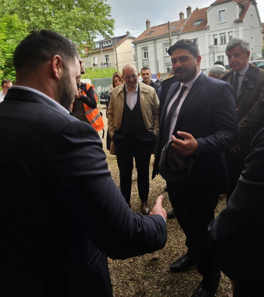 Le président de la Capeb Moselle, Emilien Gangemi, à la rencontre du ministre du logement, Guillaume Kasbarian. © Capeb Moselle. 