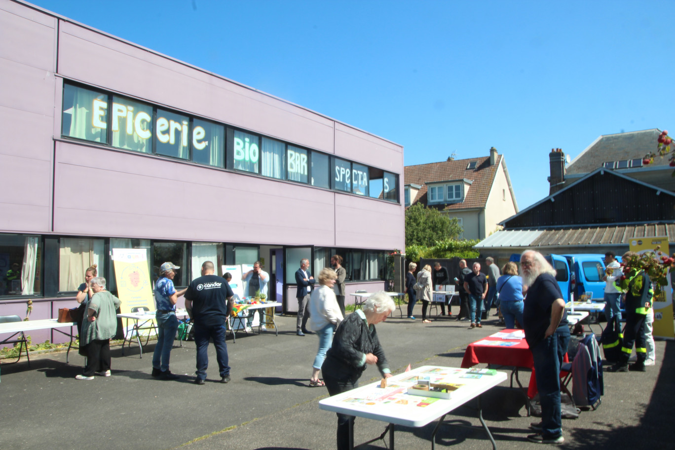 Après une conférence de présentation du mécénat de compétences, les échanges se sont engagés dans le village associatif. (© Aletheia Press / B.Delabre)