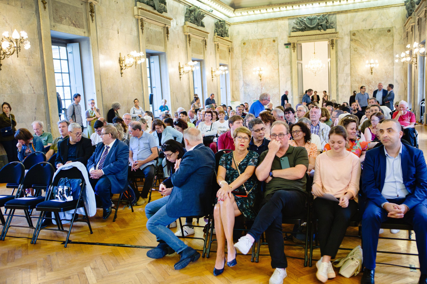 Salle comble pour un réunion mouvementée. (Aletheia Press/Arnaud Morel)