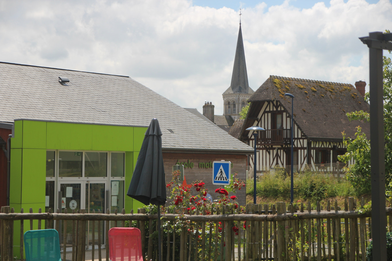 A Limésy, l’école maternelle, a été construite en extension de l’école primaire, sur une friche. (© Aletheia Press / B.Delabre)