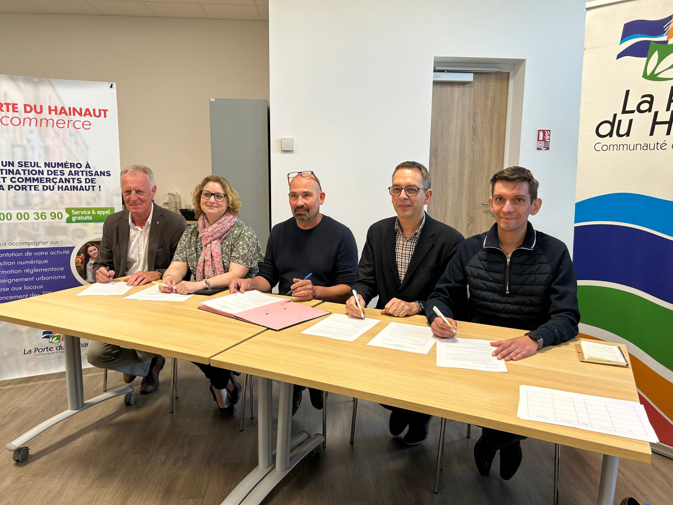 Le trésorier adjoint Christophe Pannier maire de Bruille-Saint-Amand, la trésorière Vanessa Roland, dirigeante de La Grande du Terroir, le secrétaire Nataniel Faelens, dirigeant du Meilleur est dans le frais, le vice-président Ludovic Aiguier, maire de Mastaing et le président Jérôme Lempereur, dirigeant de Lempereur Mobilité. © Lolita Péron