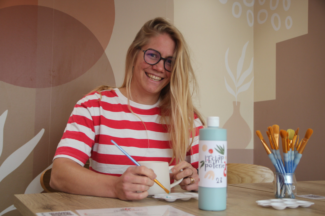 Fantine Georges propose à ses clients de décorer des céramiques dans la convivialité d’un café. (© Aletheia Press / B.Delabre)