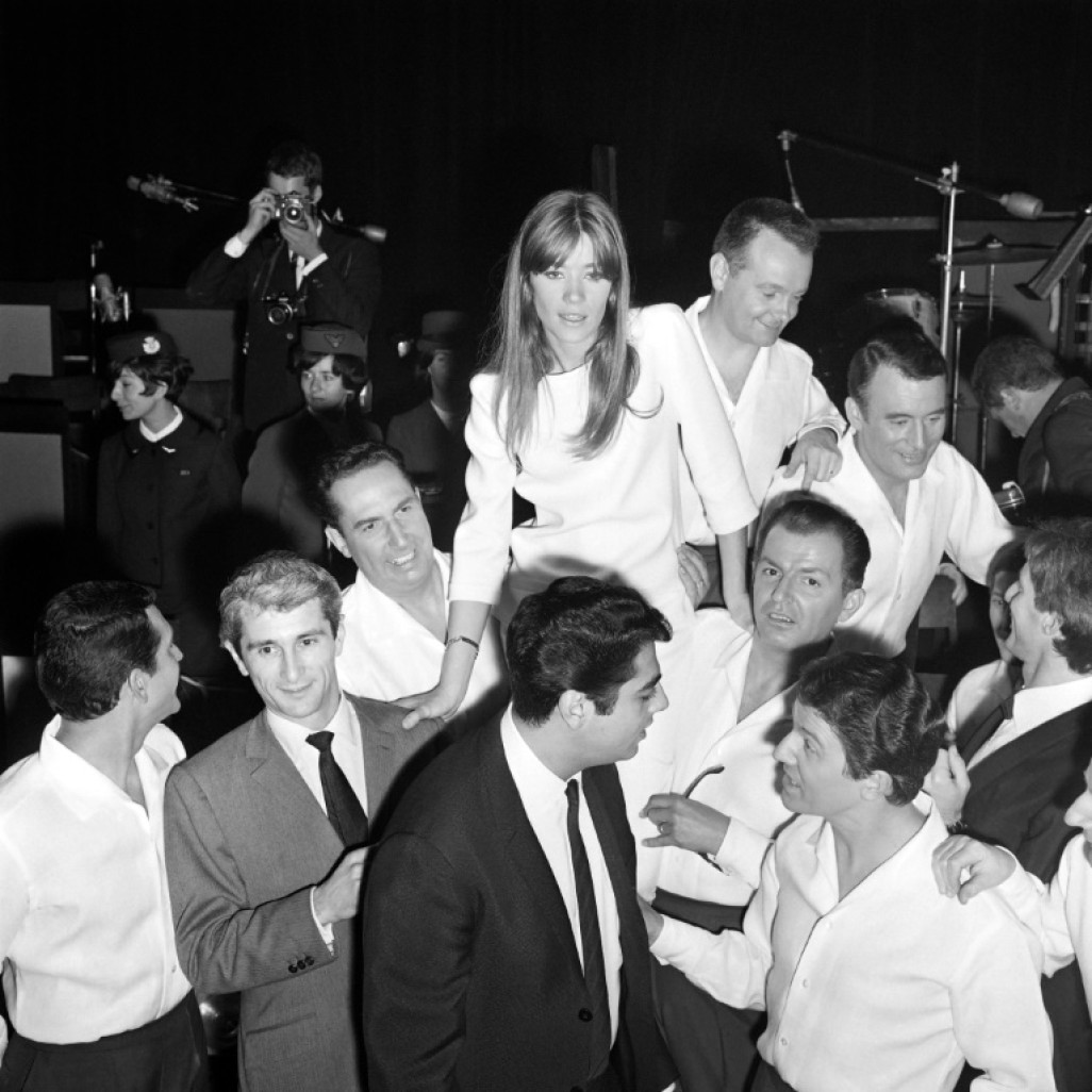 Françoise Hardy est portée en triomphe par Les Compagnons de la chanson, en présence d'Enrico Macias et de Marcel Amont, le 28 octobre 1965 après un concert à l'Olympia à Paris © -