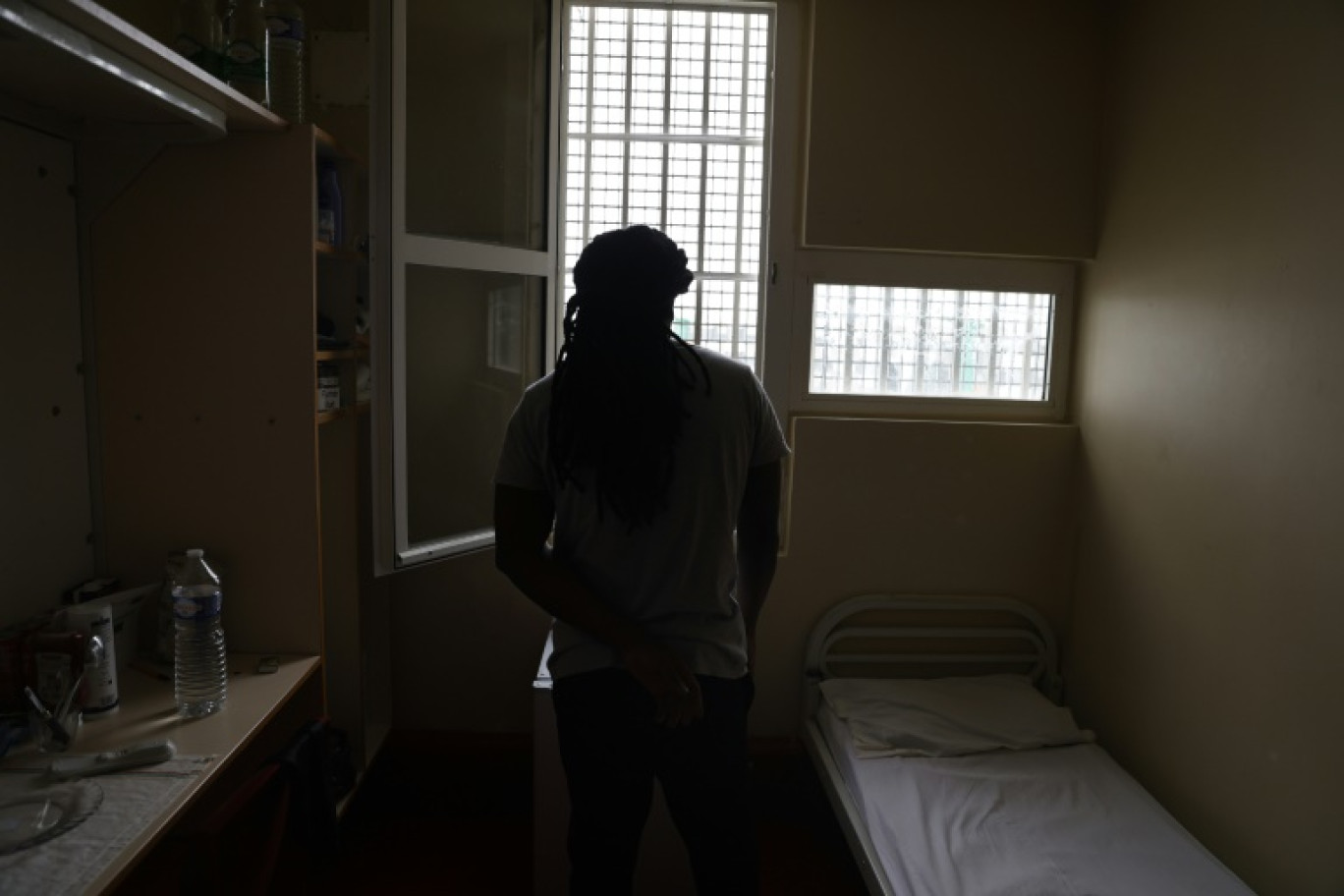 Un détenu dans sa cellule de l'Unité pour détenus violents de la prison de Fleury-Mérogis, en Essonne, le 21 juin 2023 © Geoffroy VAN DER HASSELT