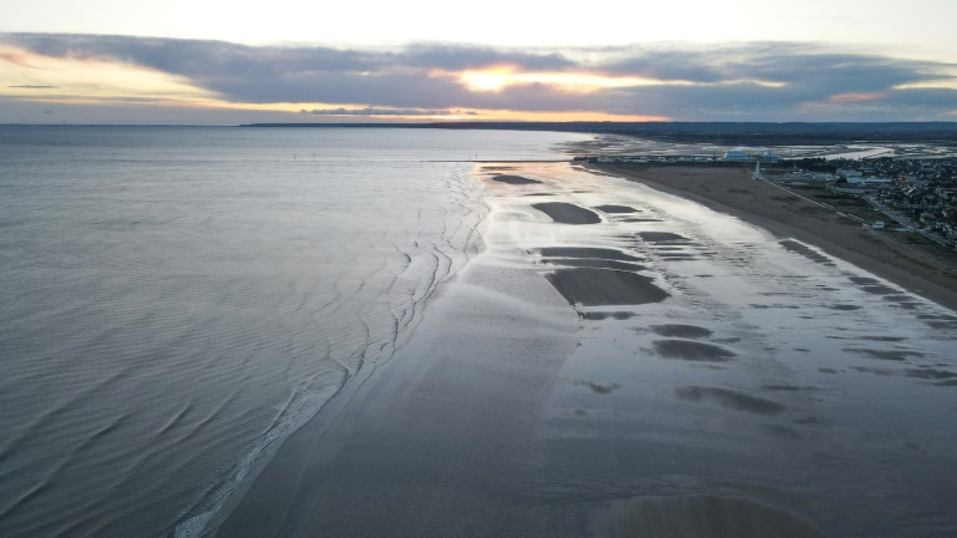 Vue aérienne de la plage de Riva-Bella, appelée aussi Sword Beach, à Ouistreham, le 28 mars 2024 dans le Calvados © Lou BENOIST