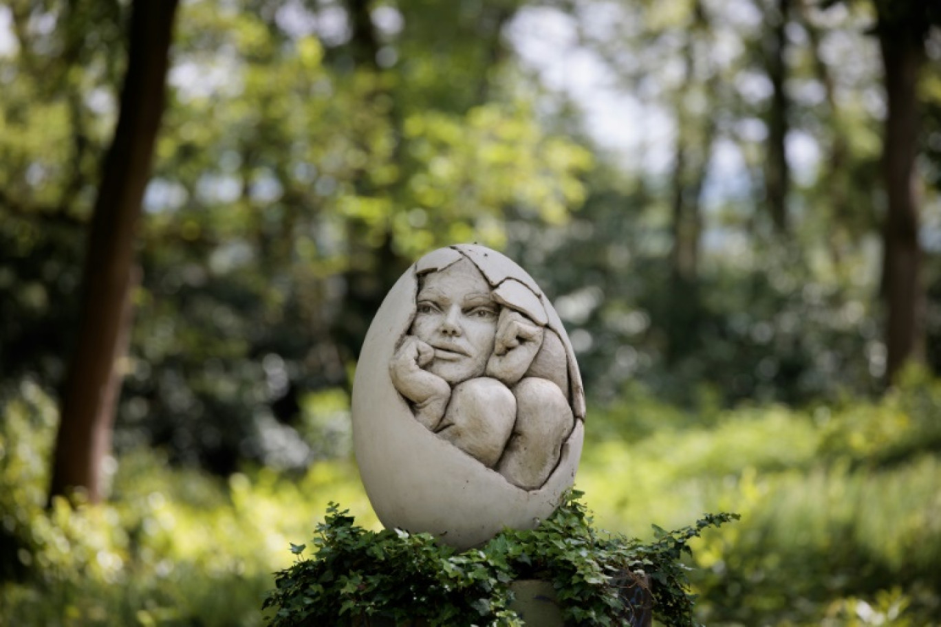 La sculpture "Enfant réticent à sortir de l'œuf" réalisée par l'artiste français Arnaud Kasper, installée dans la "forêt artistique" de Kasper, une galerie d'art en plein air à Epiais-Rhus,  le 7 mai 2024 dans le Val d'Oise © JOEL SAGET