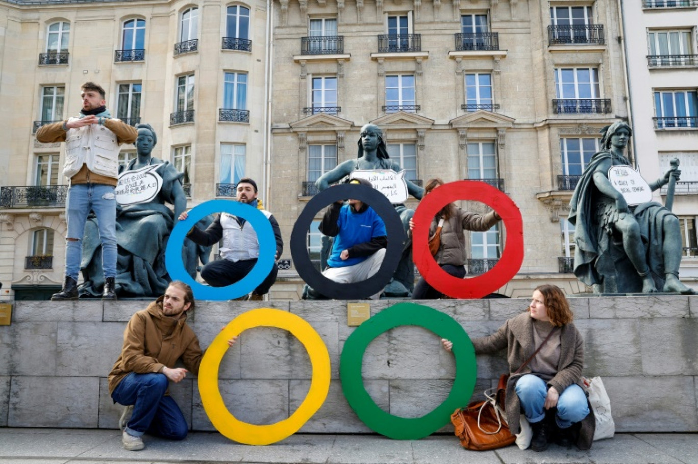 Action du collectif Le revers de la médaille, devant le musée d'Orsay à Paris, le 24 mars 2024 © Geoffroy VAN DER HASSELT