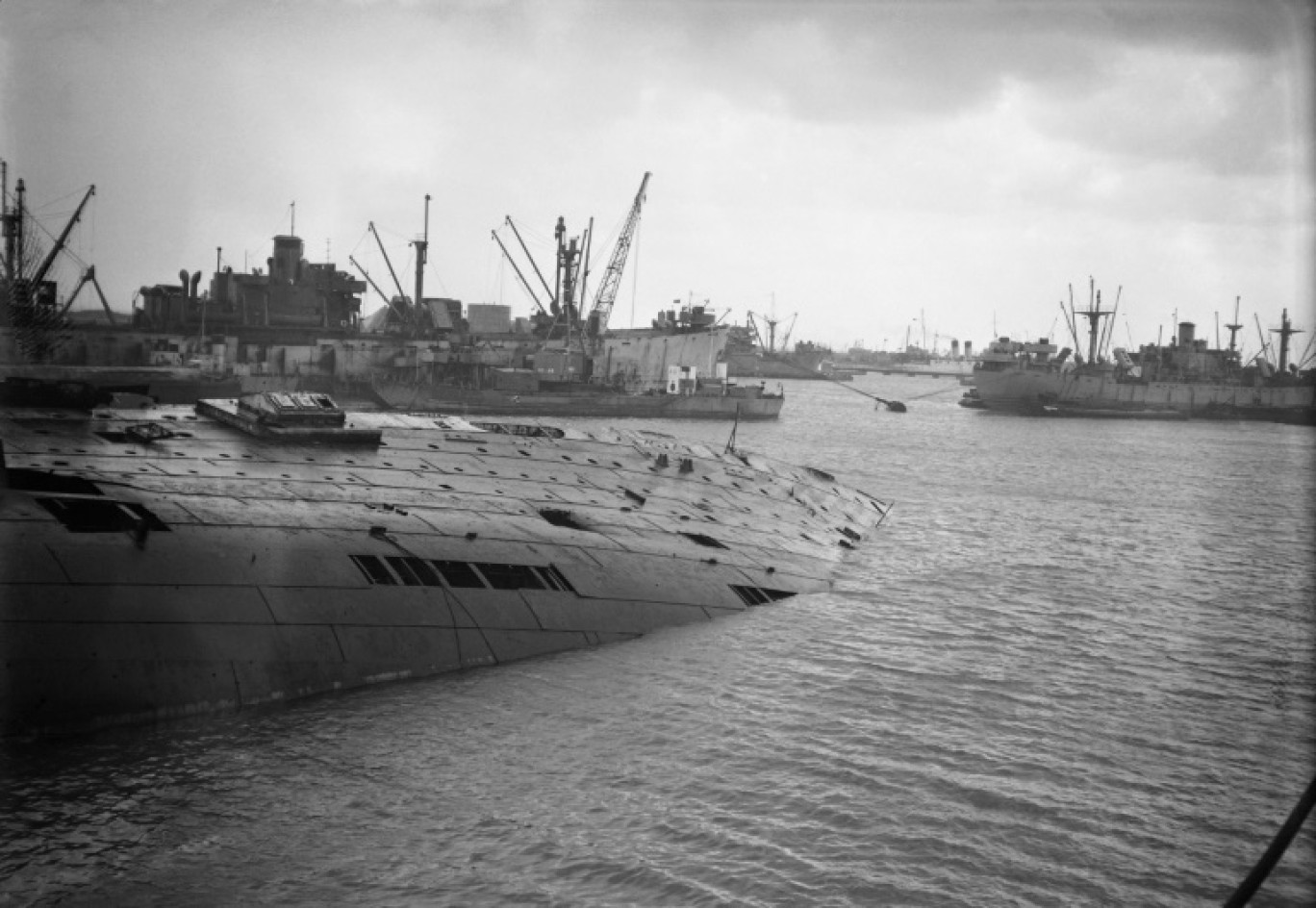 L'épave d'un navire détruit dans le port du Havre en septembre 1945, pendant la Seconde Guerre mondiale © -