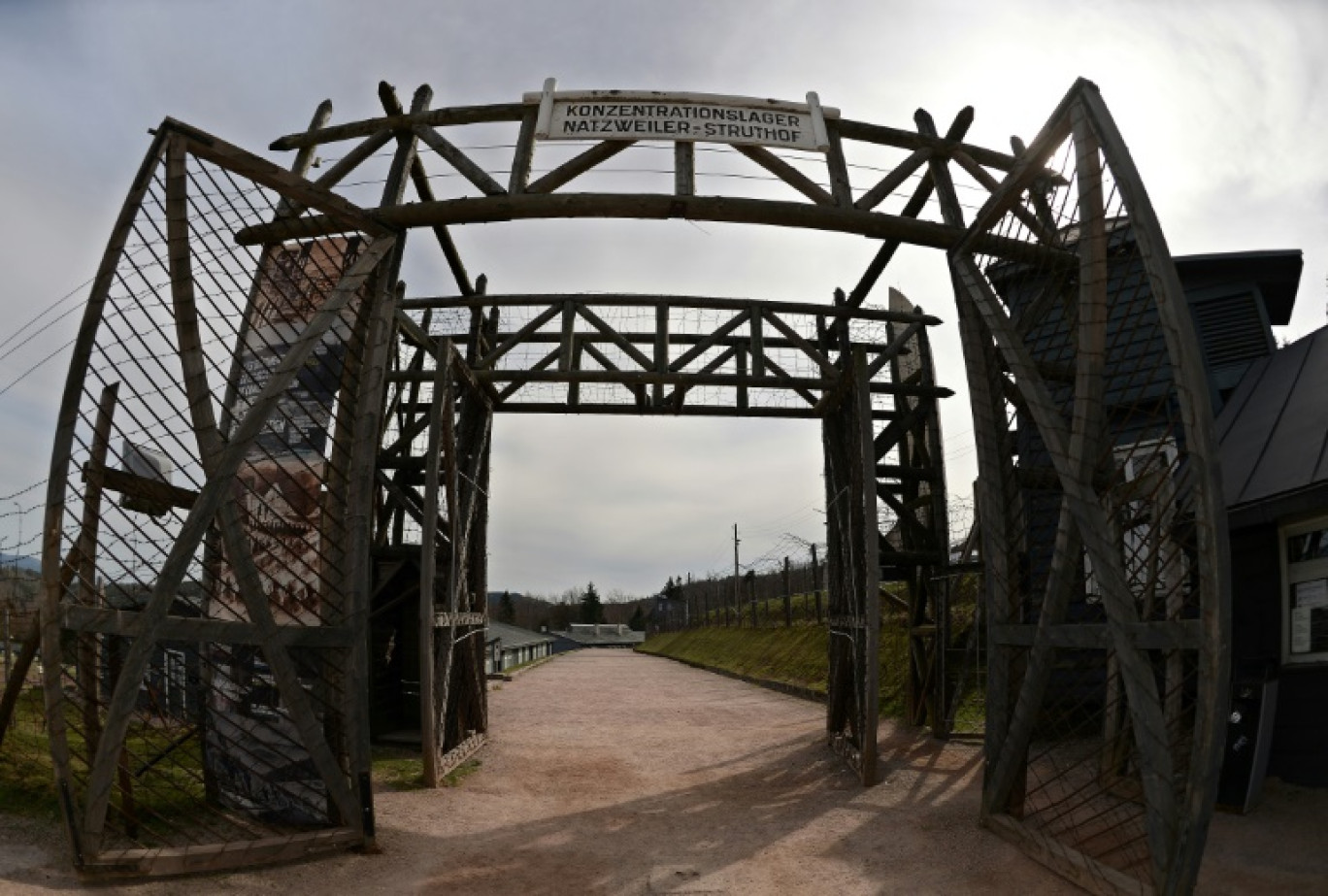 L'entrée de l'ancien camp de concentration nazi du Struthof, le 16 avril 2015 à Natzwiller, dans le Bas-Rhin © PATRICK HERTZOG