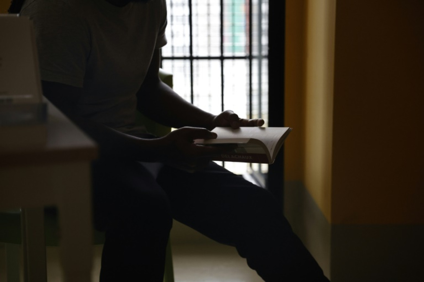 Un prisonnier dans la bibliothèque de l'Unité pour détenus violents de la prison de Fleury-Mérogis, le 21 juin 2023 dans l'Essonne © Geoffroy VAN DER HASSELT