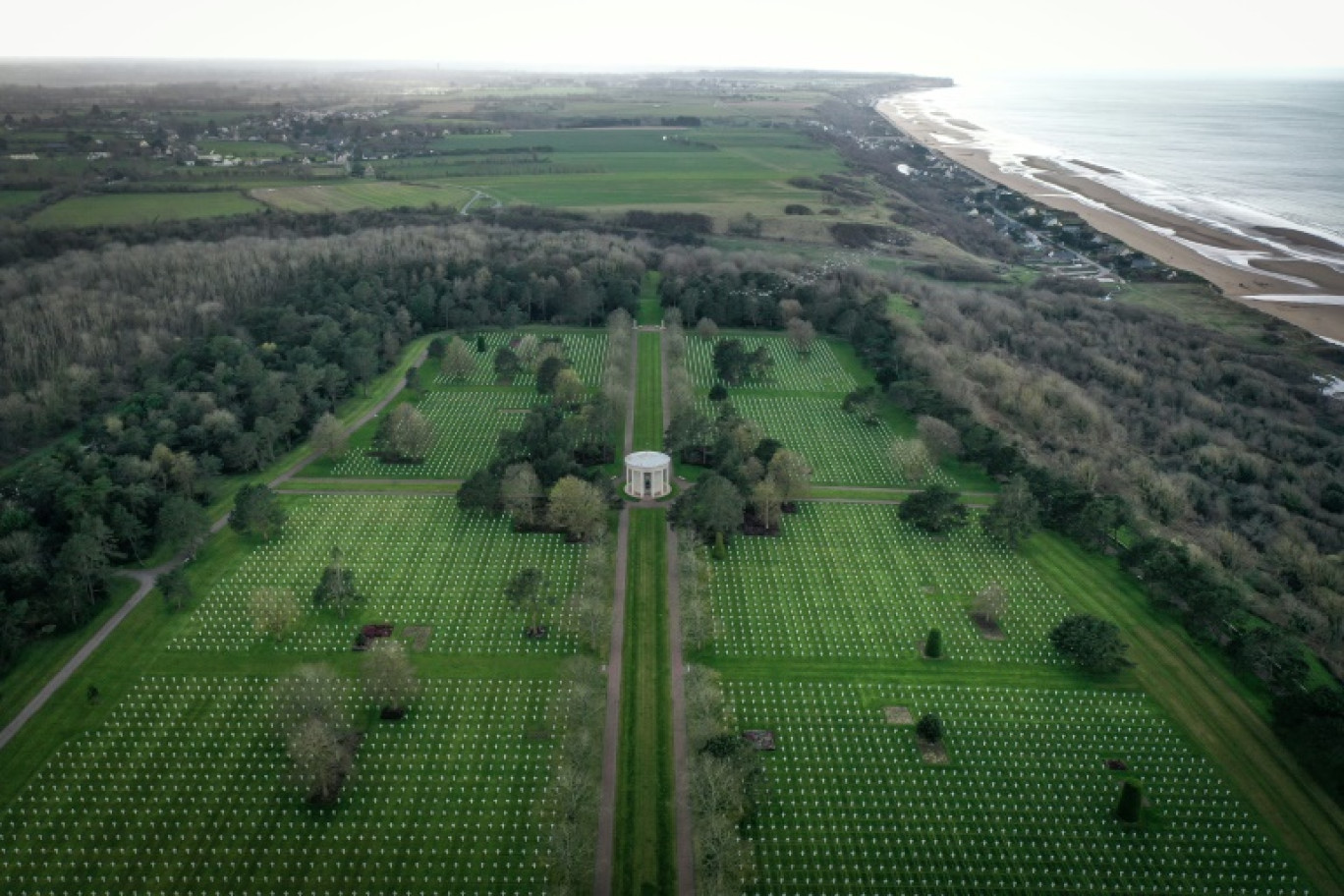 Vue aérienne du cimetière américain de Colleville-sur-Mer, dans le Calvados, le 14 mars 2024 © Lou BENOIST